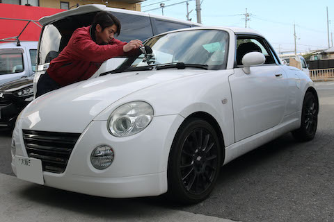 フロントガラスの大きなひび割れ傷を修理！