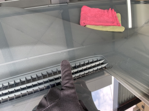 冬は飛び石被害続出！走行中、前方の車が小石を蹴飛ばします！