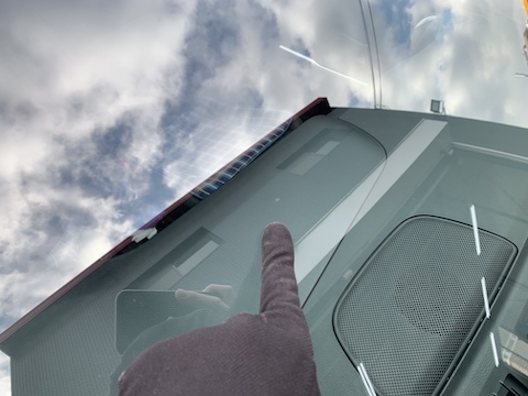 新しい車でも、フロントガラス交換よりも修理！