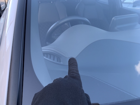 ハイブリッドのフロントガラスは高額！修理で交換を防ぐ！