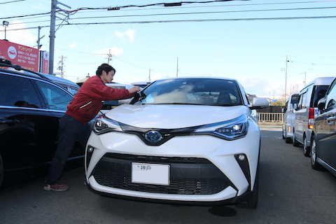 ハイブリッドのフロントガラスは高額！修理で交換を防ぐ！