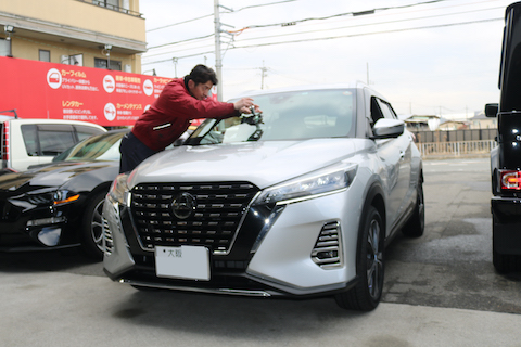 新しい車でも、フロントガラス交換よりも修理！