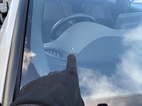 ハイブリッドのフロントガラスは高額！修理で交換を防ぐ！