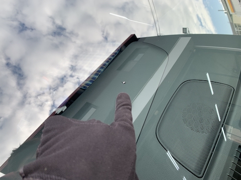 新しい車でも、フロントガラス交換よりも修理！