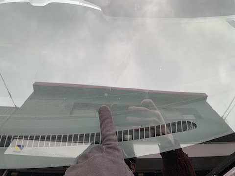 エアコン吹き出し近くのガラス割れは要注意！