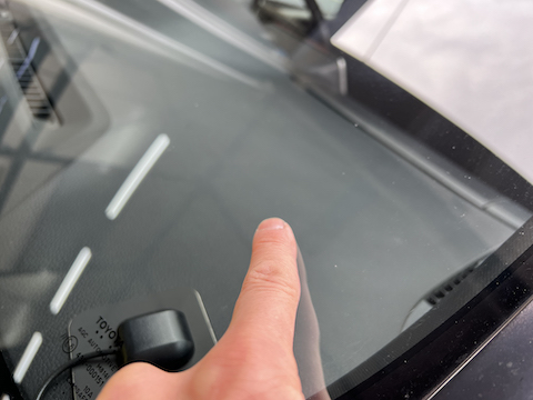 フロントガラスに小さい傷、目立たなく・ヒビを伸ばさない修理