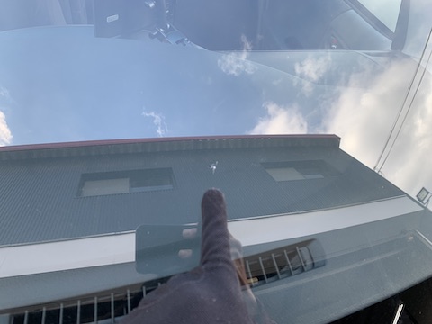 日・祝でもフロントガラス修理を当日受付修理します！