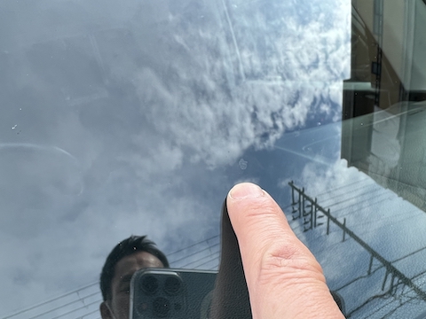 仕事で働く車のフロントガラスひび割れを2台一緒に修理！