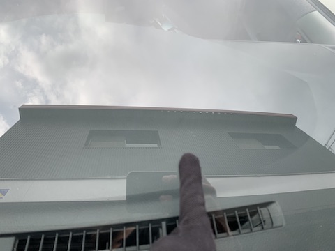 日・祝でもフロントガラス修理を当日受付修理します！