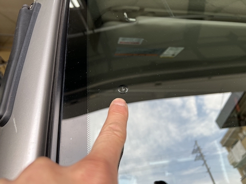 仕事で働く車のフロントガラスひび割れを2台一緒に修理！