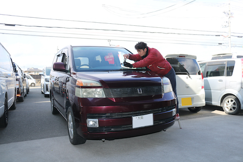 日・祝でもフロントガラス修理を当日受付修理します！