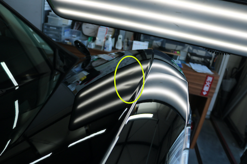 ボンネットは意外と柔らかい！閉めるときのヘコミを直します。