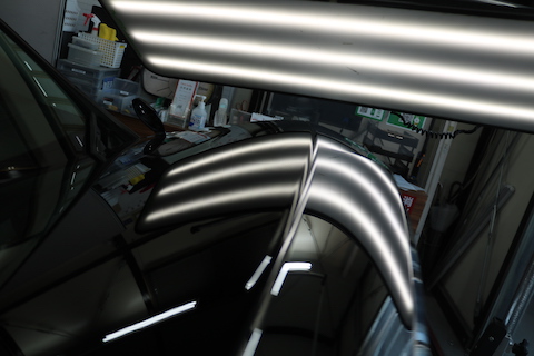 ボンネットは意外と柔らかい！閉めるときのヘコミを直します。