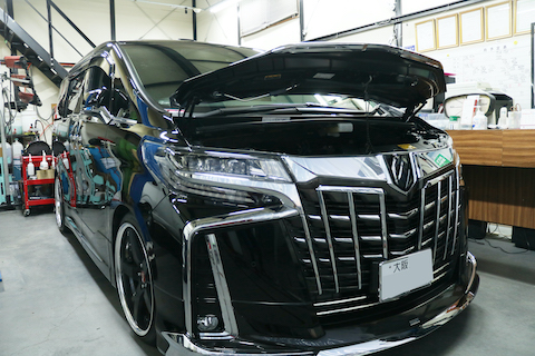 ボンネットは意外と柔らかい！閉めるときのヘコミを直します。