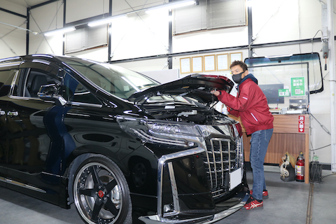 ボンネットは意外と柔らかい！閉めるときのヘコミを直します。