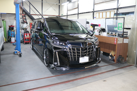 ボンネットは意外と柔らかい！閉めるときのヘコミを直します。