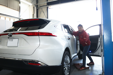 ハリアーのヘコミ修理は塗装しなくても綺麗に解決！