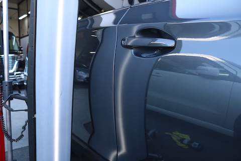 風が強い時はドアパンチのヘコミに気をつけてください！