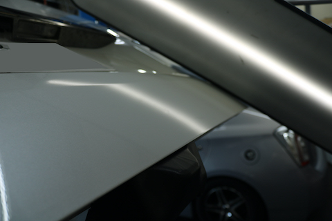 ハイエースリアゲートの大きなヘコミを塗装なしで当日修理！