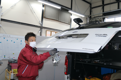 ハイエースリアゲートの大きなヘコミを塗装なしで当日修理！