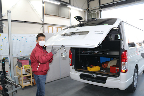 ハイエースリアゲートの大きなヘコミを塗装なしで当日修理！