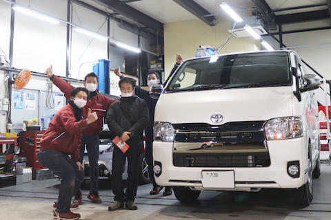 ハイエースリアゲートの大きなヘコミを塗装なしで当日修理！