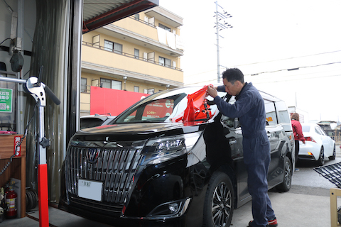 フロントガラスに小さい傷、目立たなく・ヒビを伸ばさない修理