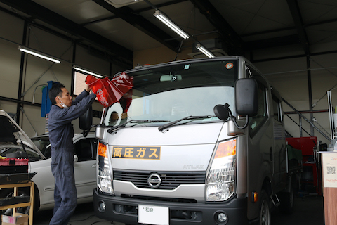 仕事で働く車のフロントガラスひび割れを2台一緒に修理！