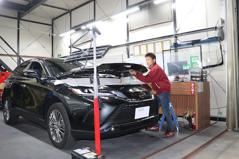 ルーフとボンネットの複数あるヘコミを塗装しないデントリペア！