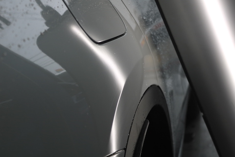 BMW X1ドアとクォーターのへこみを1時間以内で修理！