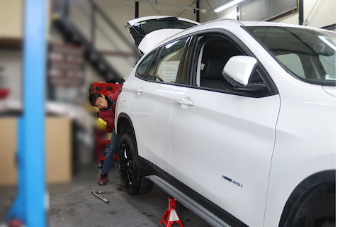 BMW X1ドアとクォーターのへこみを1時間以内で修理！