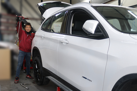 BMW X1ドアとクォーターのへこみを1時間以内で修理！