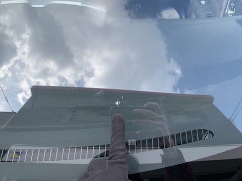 エアコン吹き出し近くのガラス割れは要注意！