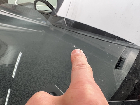 フロントガラスに小さい傷、目立たなく・ヒビを伸ばさない修理