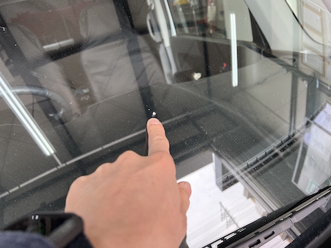 仕事で働く車のフロントガラスひび割れを2台一緒に修理！