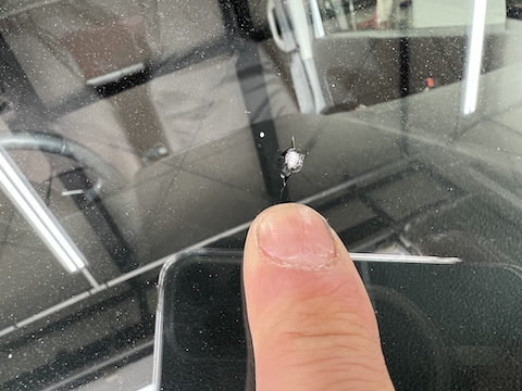 仕事で働く車のフロントガラスひび割れを2台一緒に修理！
