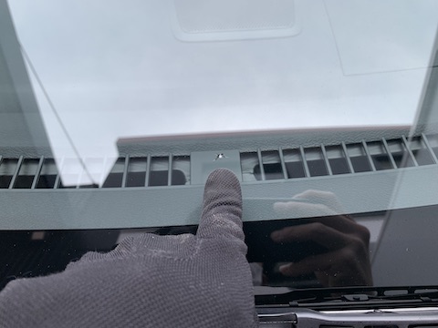 フロントガラスのひび割れは特殊な樹脂で固めて直せます！