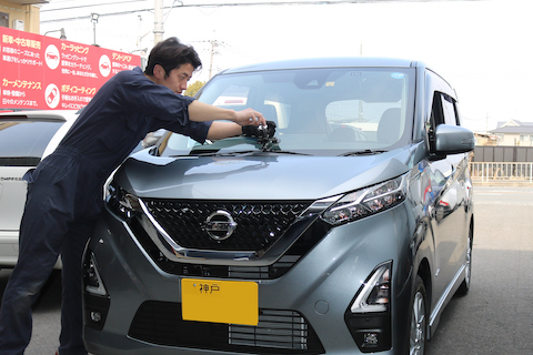 フロントガラスのひび割れは特殊な樹脂で固めて直せます！