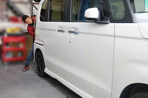 N-BOXの目立つへこみを塗装しないで即時修理！