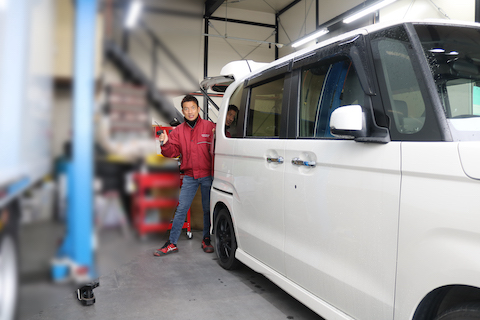 N-BOXの目立つへこみを塗装しないで即時修理！