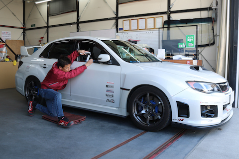 悔しいドアパンチ被害を最小限の負担で即時修理