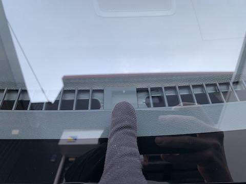 フロントガラスのひび割れは特殊な樹脂で固めて直せます！