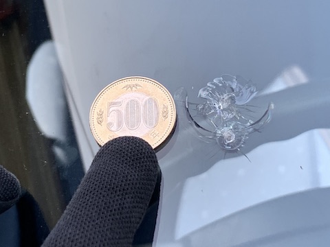 500円玉サイズのフロントガラスひび割れ直ります！