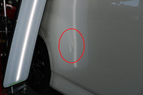 新型VOXYのへこみ修理も塗装しないで即時修理！