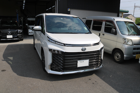 新型VOXYのへこみ修理も塗装しないで即時修理！