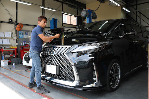 ボンネットは押して閉めないで！意外と柔らかいんです