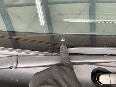 フロントガラスの黒い部分でもひび割れ直せます！