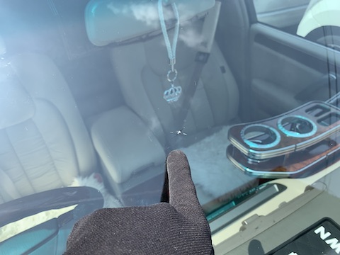 車のフロントガラスのひび割れ傷は修理できます！