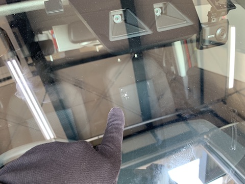 フロントガラスの大きなひび割れも修理で車検合格！