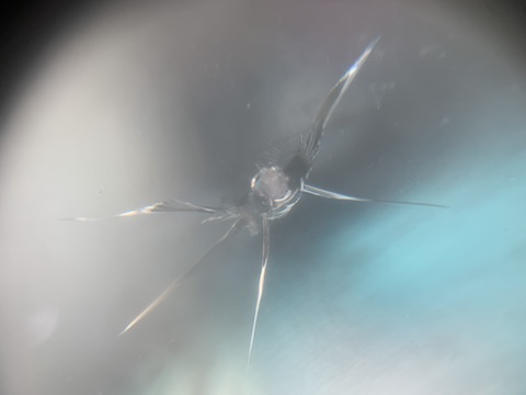 車のフロントガラスのひび割れ傷は修理できます！